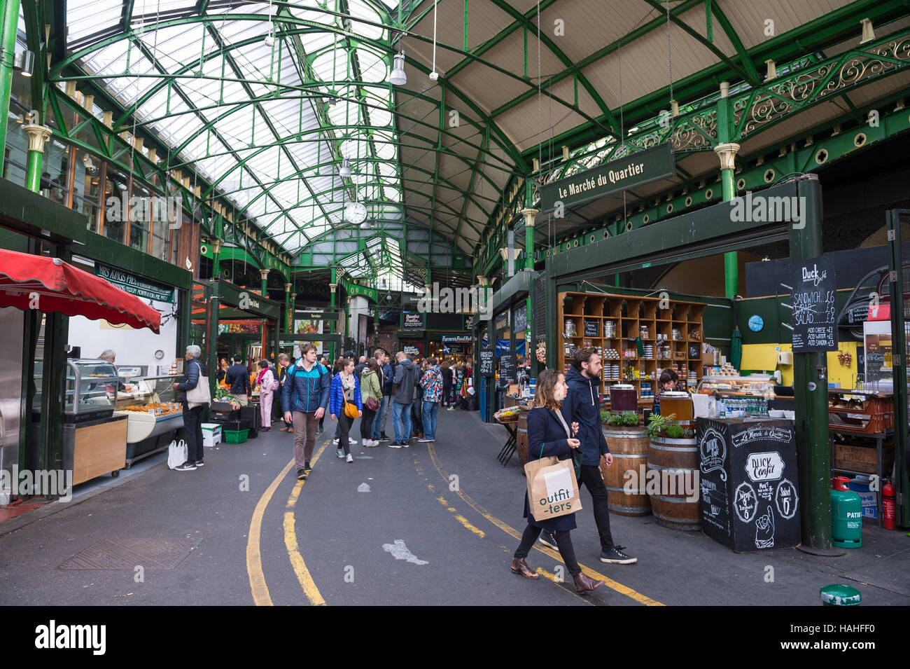 LONDON - 31. Oktober 2016: Besucher durchsuchen die Spezialität im Borough Market, einer der größten und ältesten in der Stadt Essensstände. Stockfoto