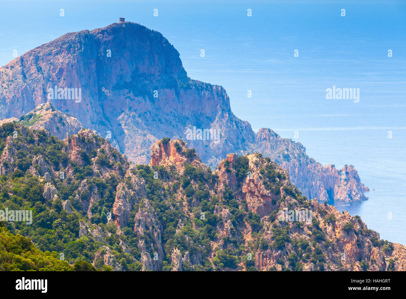 Region Süd der Insel Korsika, Frankreich. Landschaft des Piana mit Küstengebirge und Himmel Stockfoto