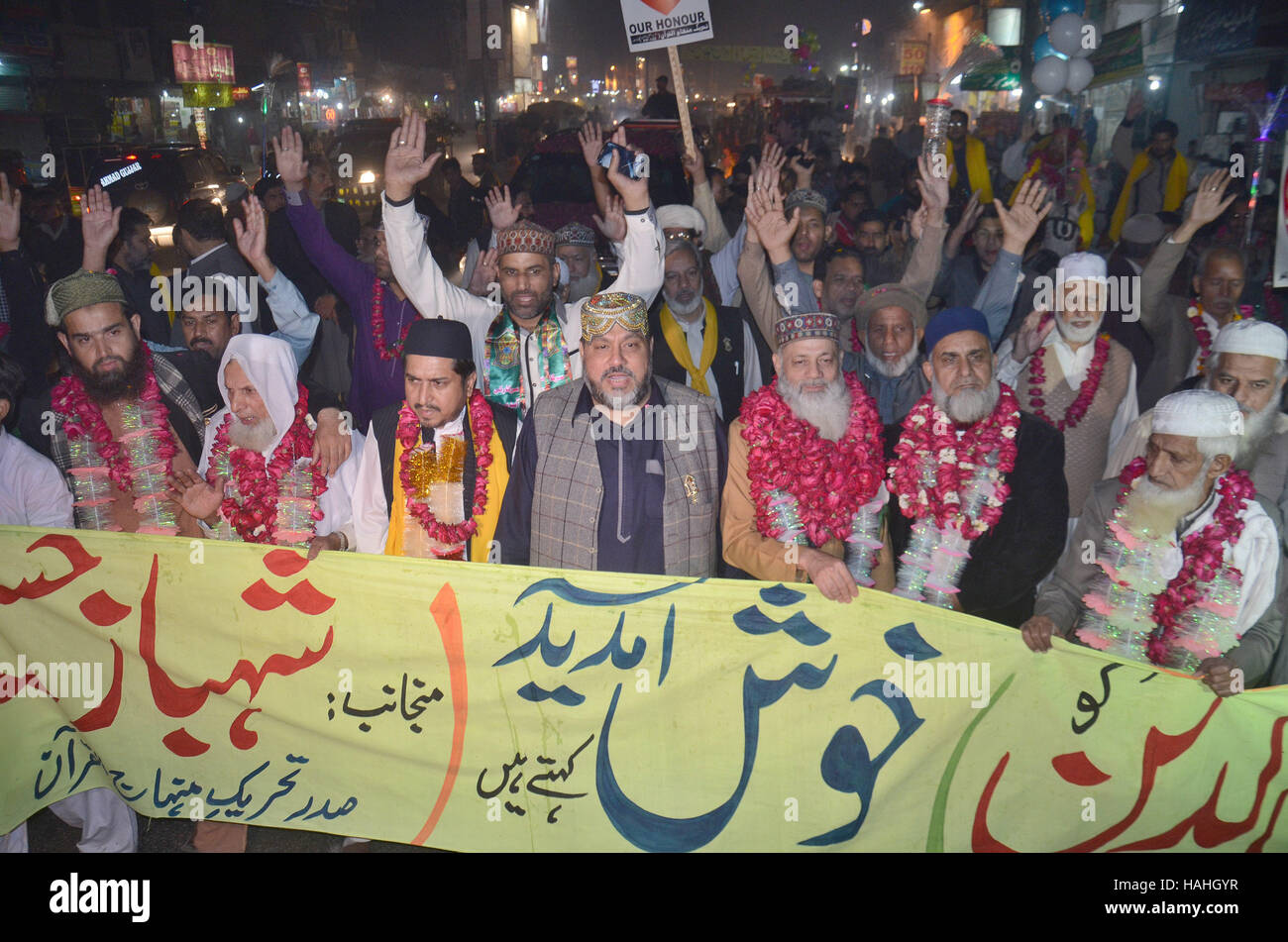 Lahore, Pakistan. 30. November 2016. Pakistanische Volk von einer religiösen Gruppe Tehreek Minhaj Ul Quran (PAT) Teilnahme an einer Fackel-Rallye, der Monat des Rabiul Awwal in Lahore begrüßen zu dürfen. Bildnachweis: Rana Sajid Hussain/Pacific Press/Alamy Live-Nachrichten Stockfoto