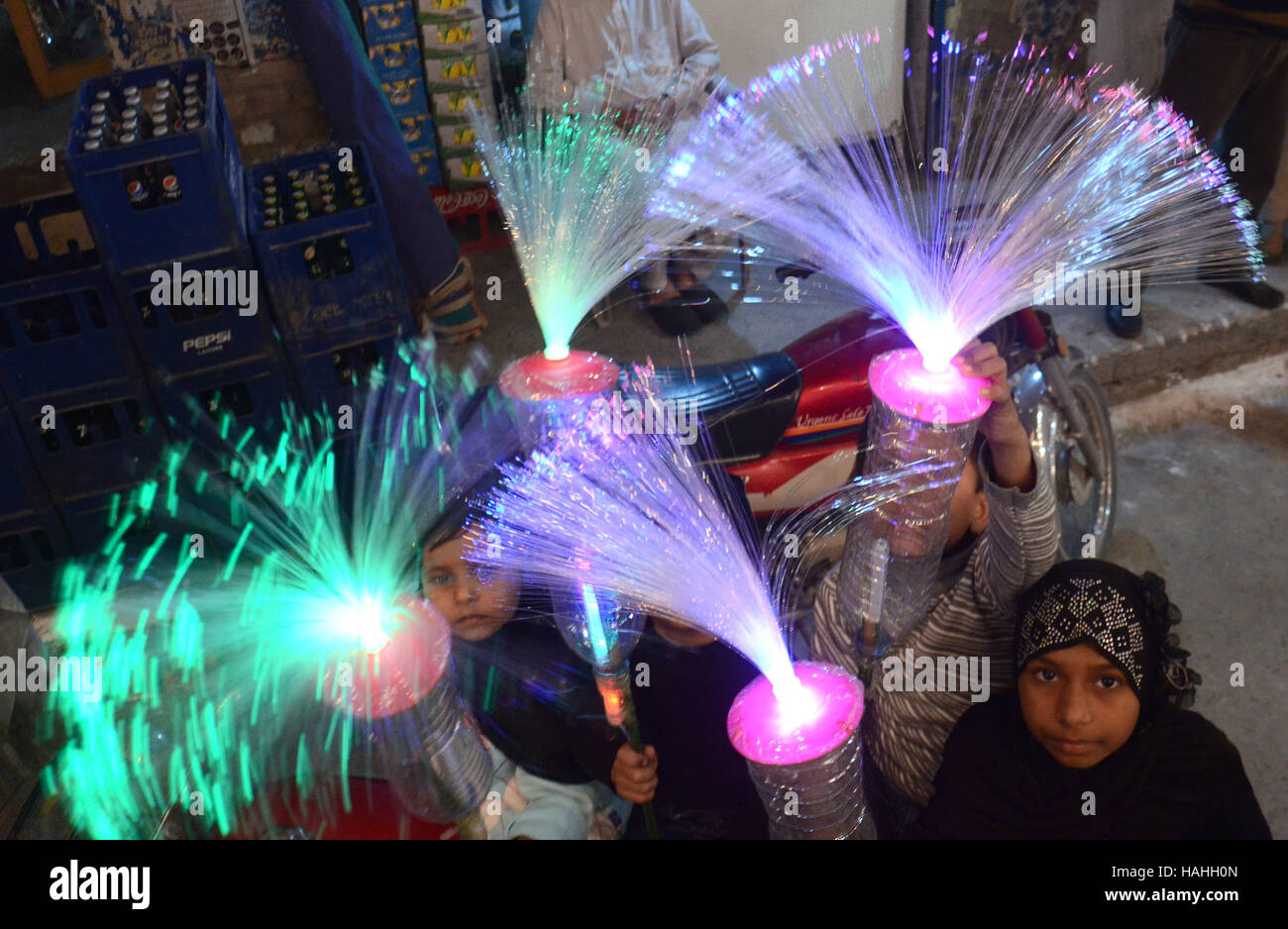 Lahore, Pakistan. 30. November 2016. Pakistanische Volk von einer religiösen Gruppe Tehreek Minhaj Ul Quran (PAT) Teilnahme an einer Fackel-Rallye, der Monat des Rabiul Awwal in Lahore begrüßen zu dürfen. Bildnachweis: Rana Sajid Hussain/Pacific Press/Alamy Live-Nachrichten Stockfoto