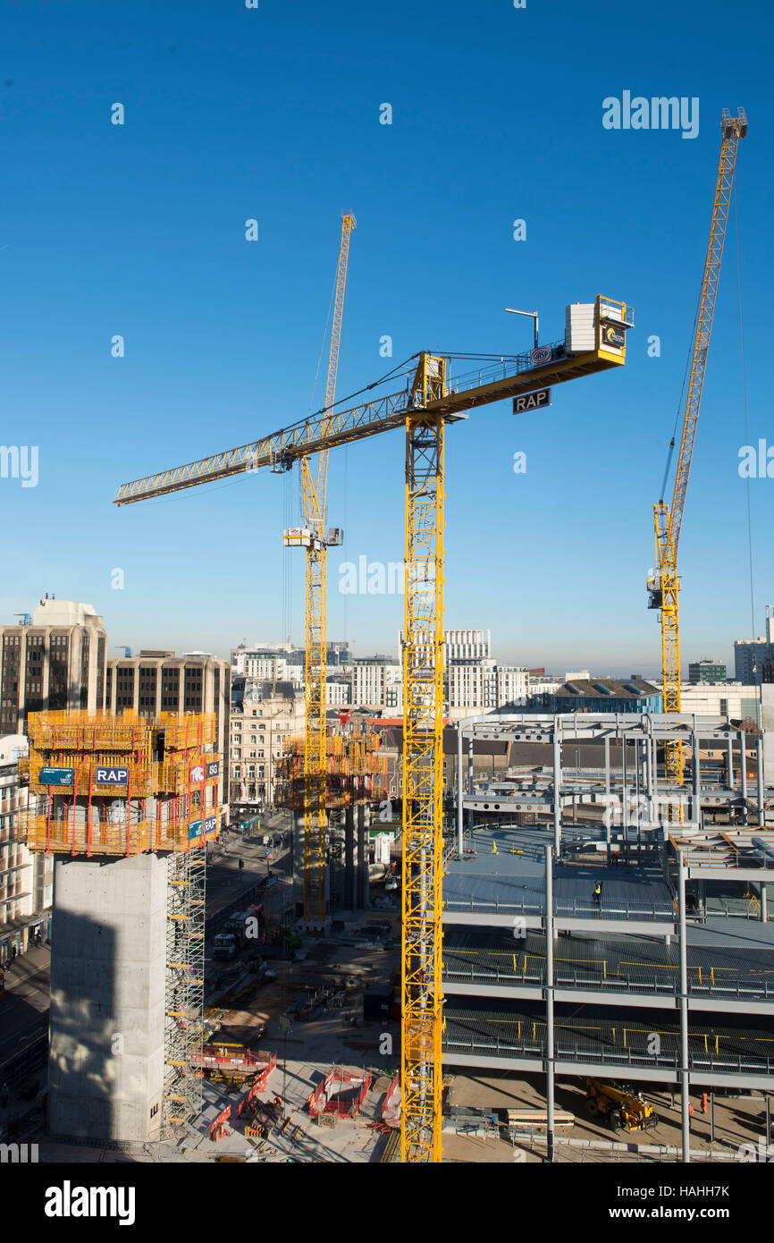 Gelben Krane über ein Bauwerk vor Ort mit einem dunkelblauen Himmel in Cardiff, Südwales, UK. Stockfoto