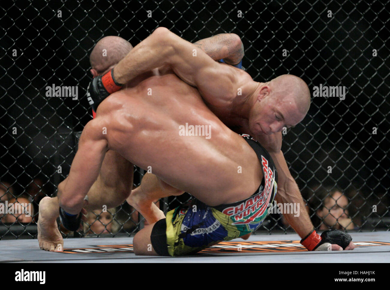 Georges St-Pierre, Recht, kämpft Thiago Alves bei UFC 100 im Mandalay Bay Events Center am 11. Juli 2009 in Las Vegas, Nevada. Francis Specker Stockfoto