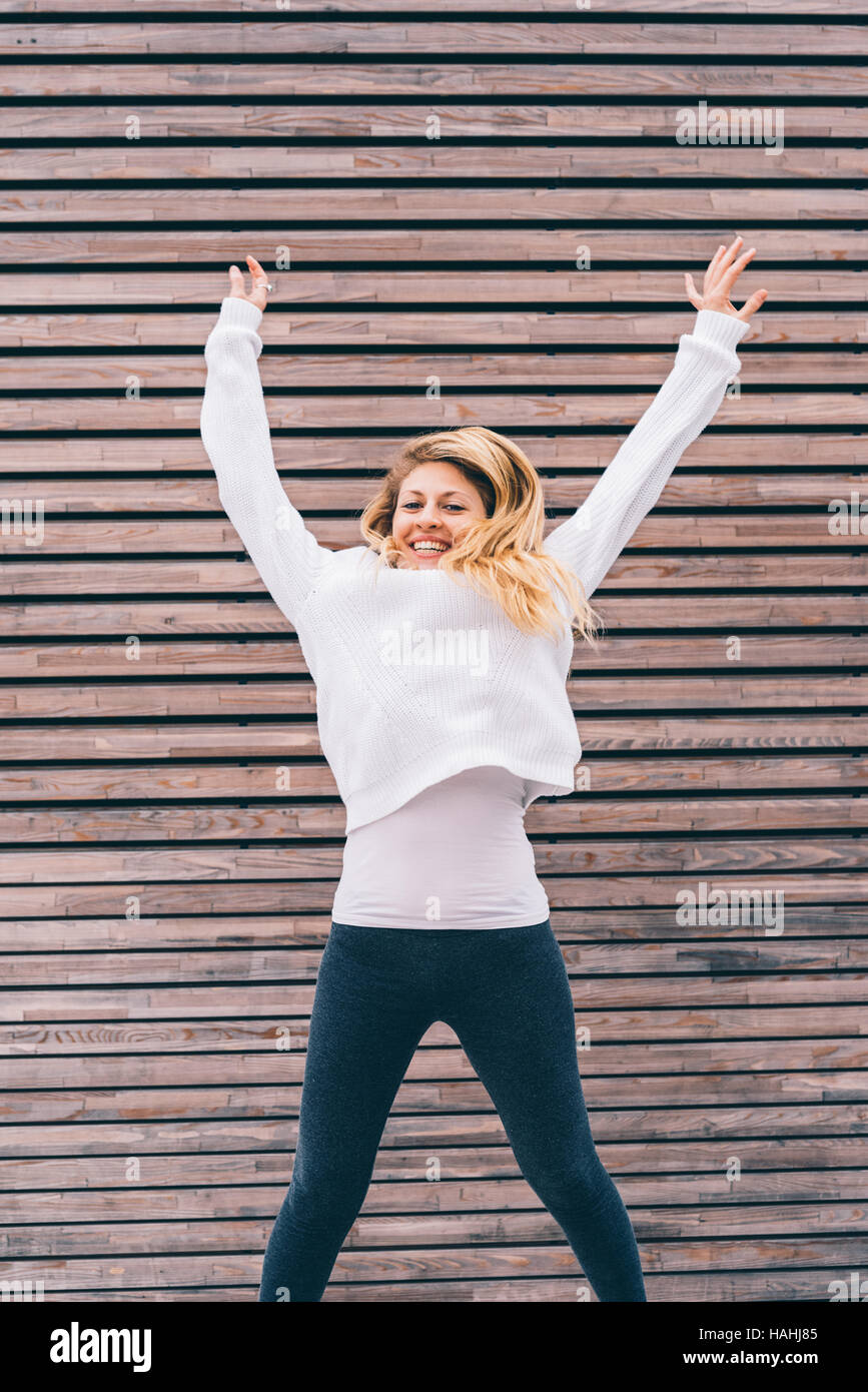 Junge hübsche Blondewoman springen im Freien in der Stadt - Girl-Power, Zufriedenheit, Ziel-Konzept Stockfoto