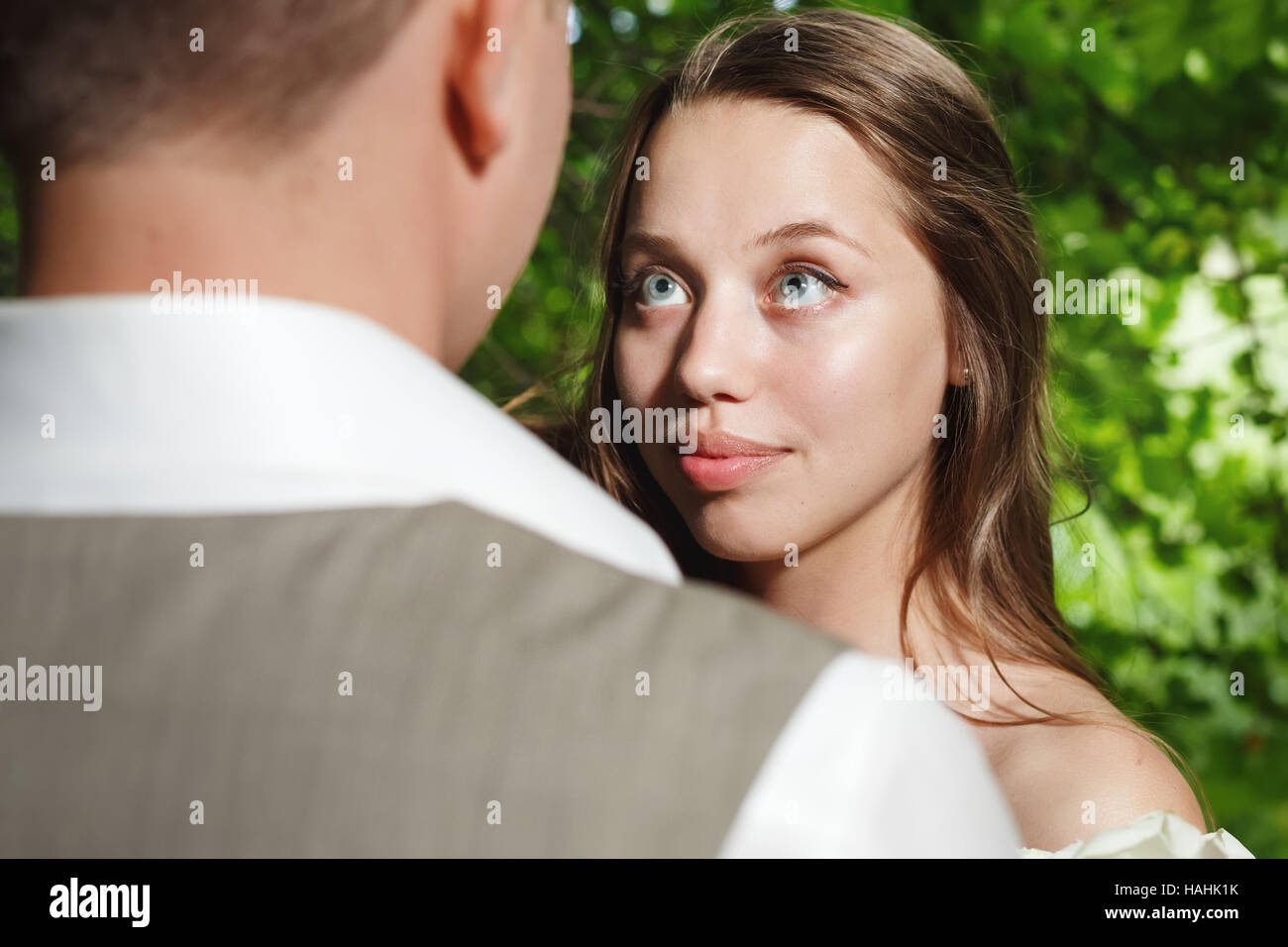 Braut Bräutigam mit Liebe und zart, selektiven Fokus zu betrachten Stockfoto
