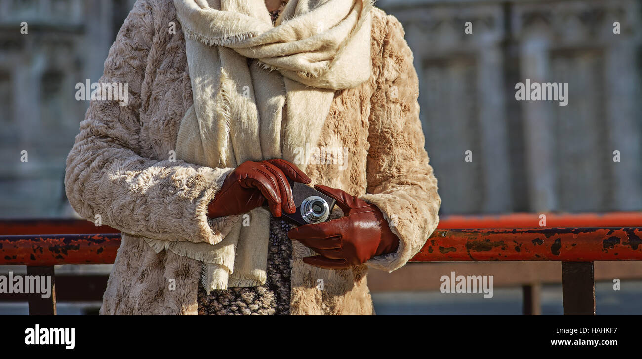 Die Wiederentdeckung der Dinge alle lieben in Mailand. elegante Dame im Pelz-Mantel und Sonnenbrille in Mailand Blick in die Ferne während Betrieb digital Stockfoto