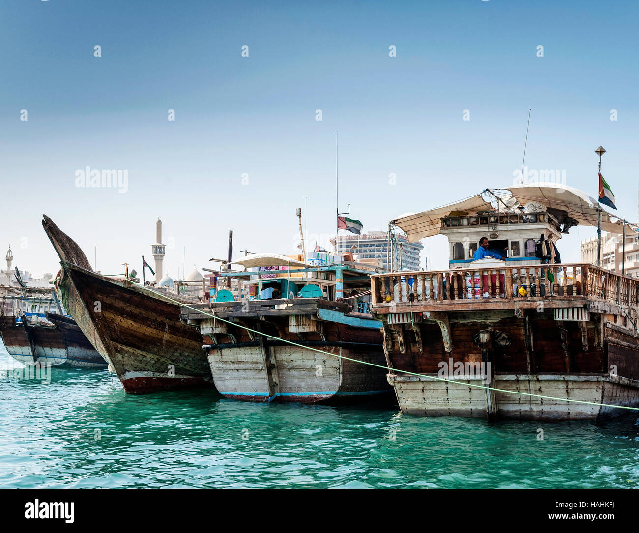 traditionellen alten arabischen Dhau Holz Boote im Hafen von Deira Dubai Hafen Vereinigte Arabische Emirate Stockfoto