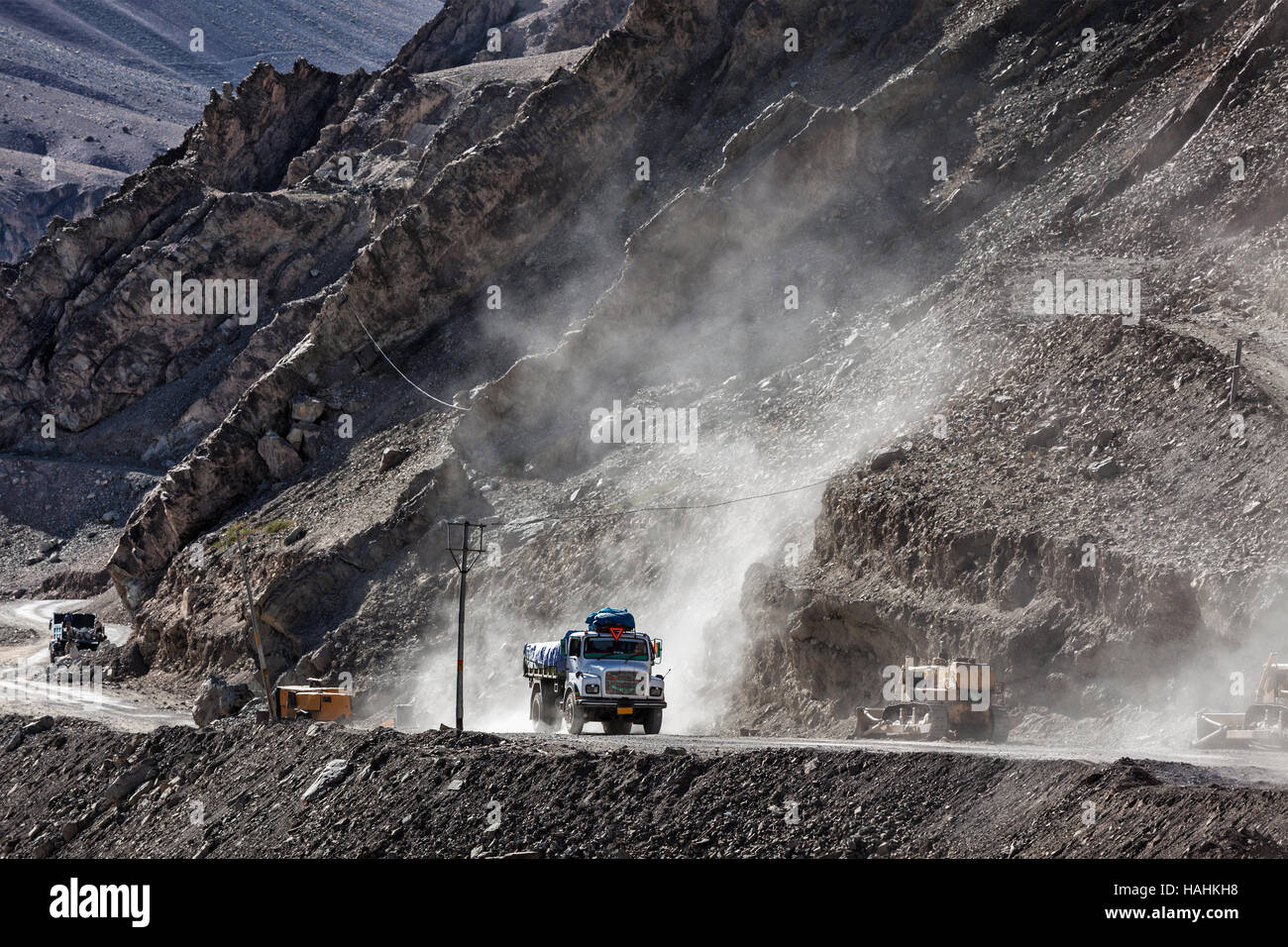 Indische Lkw unterwegs im Himalaya Stockfoto