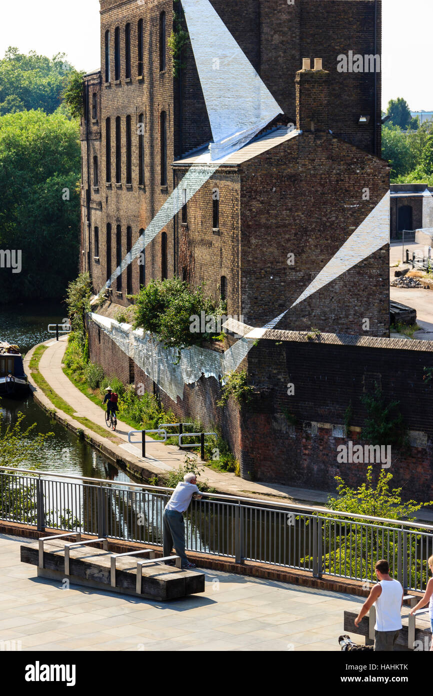 Teil eines großen Kunstwerke von Central-St. Martin's Studenten auf dem alten Fisch und Kohle von Regent's Canal, Getreidespeicher Square, King's Cross, London, UK Stockfoto