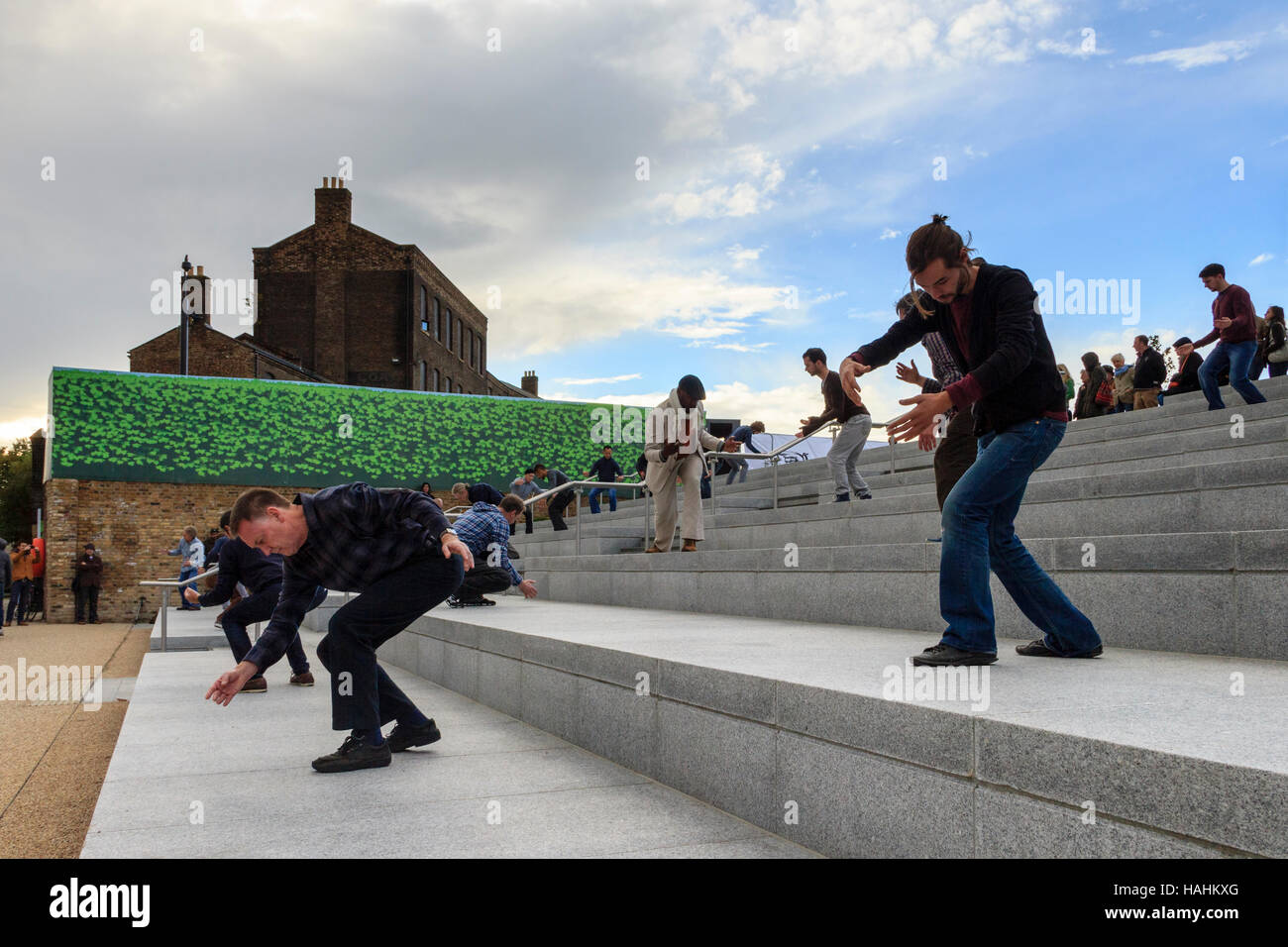 'Meltdown', ein Dance Umbrella öffentliche Aufführung in der Kornkammer Square, King's Cross, London, UK, September 2012. Stockfoto