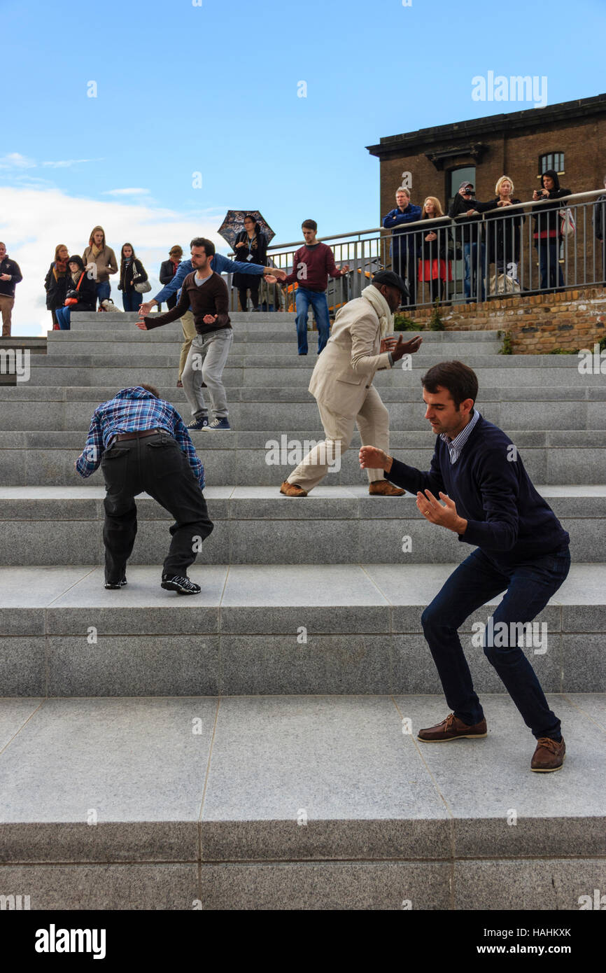 'Meltdown', ein Dance Umbrella öffentliche Aufführung in der Kornkammer Square, King's Cross, London, UK, September 2012. Stockfoto