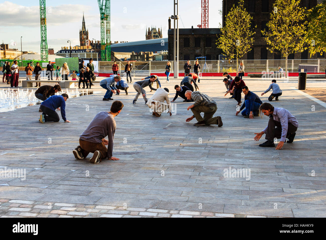 'Meltdown', ein Dance Umbrella öffentliche Aufführung in der Kornkammer Square, King's Cross, London, UK, September 2012. Stockfoto