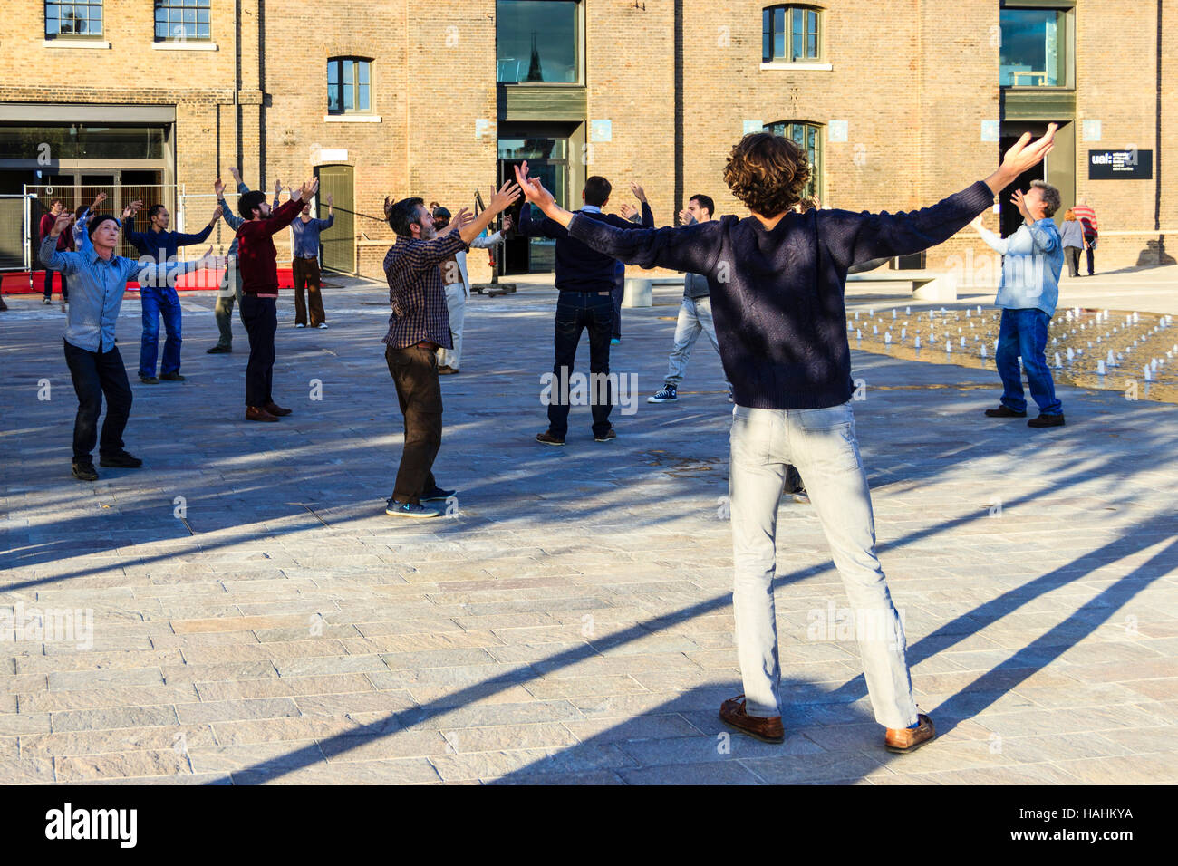 'Meltdown', ein Dance Umbrella öffentliche Aufführung in der Kornkammer Square, King's Cross, London, UK, September 2012. Stockfoto