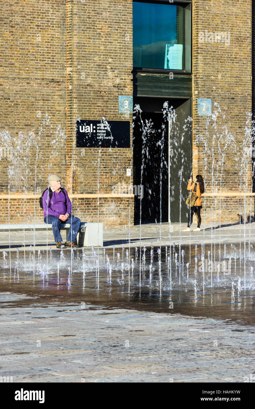 Brunnen in der Kornkammer Platz am Anfang der Sanierung von King's Cross, London, UK Stockfoto