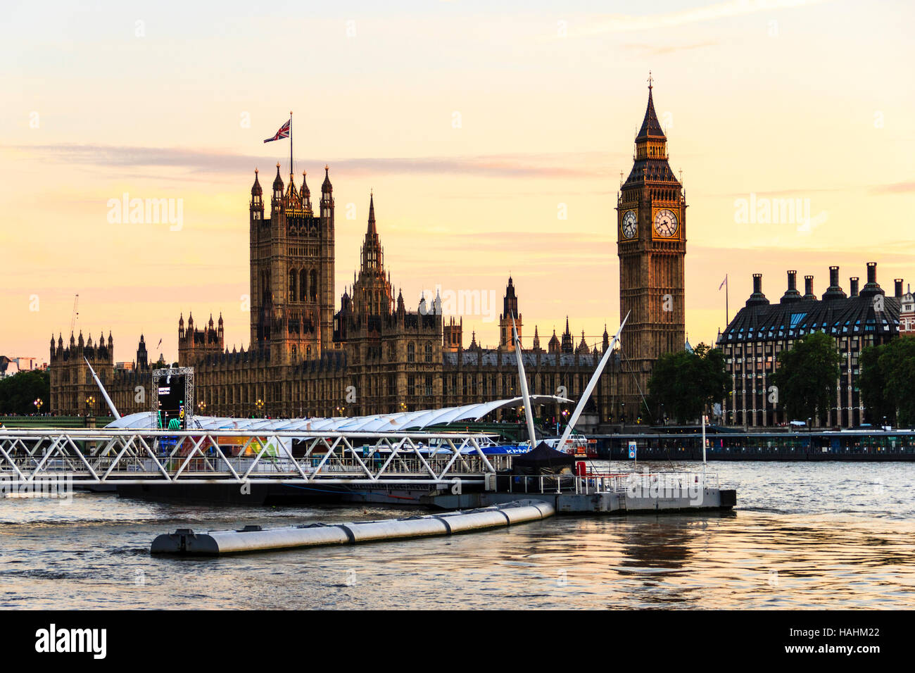 Ein Blick auf den Big Ben und die Houses of Parliament und das Festival Pier in der Dämmerung vom Südufer der Themse, Westminster, London, UK Stockfoto