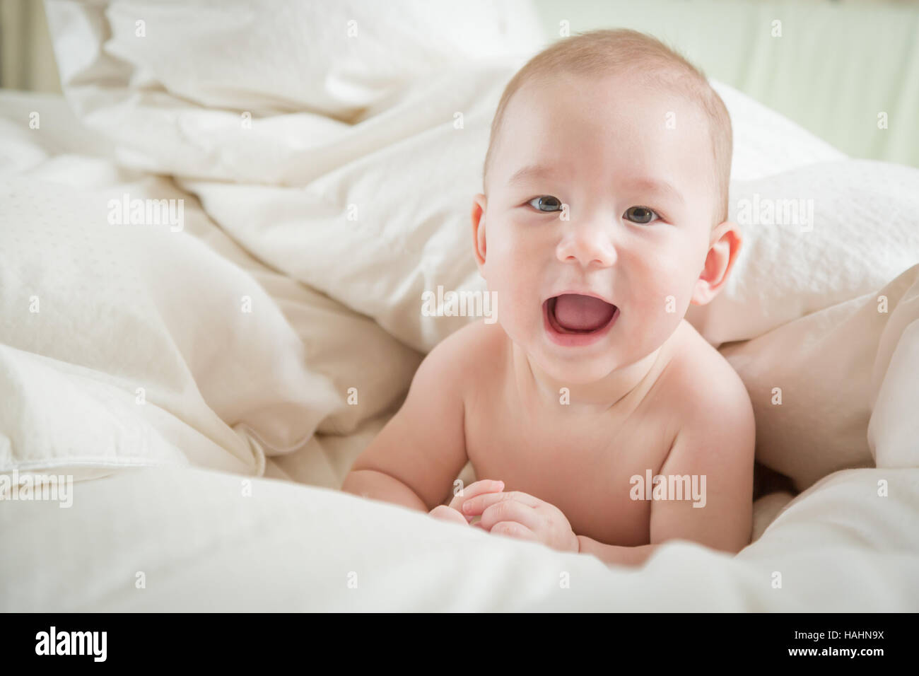 Junge Mischlinge Chinesisch und kaukasischen Baby Boy Spaß auf seiner Decke. Stockfoto