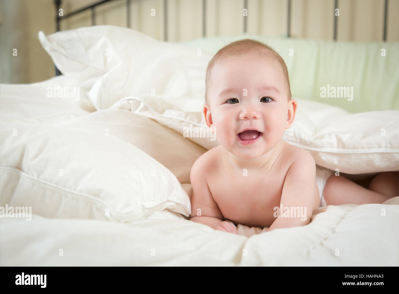 Junge Mischlinge Chinesisch und kaukasischen Baby Boy Spaß auf seiner Decke. Stockfoto