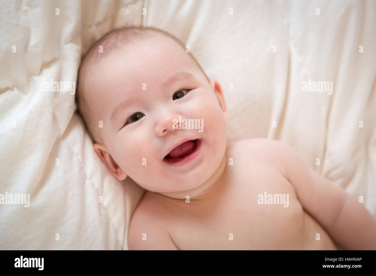 Junge Mischlinge Chinesisch und kaukasischen Baby Boy Spaß auf seiner Decke. Stockfoto