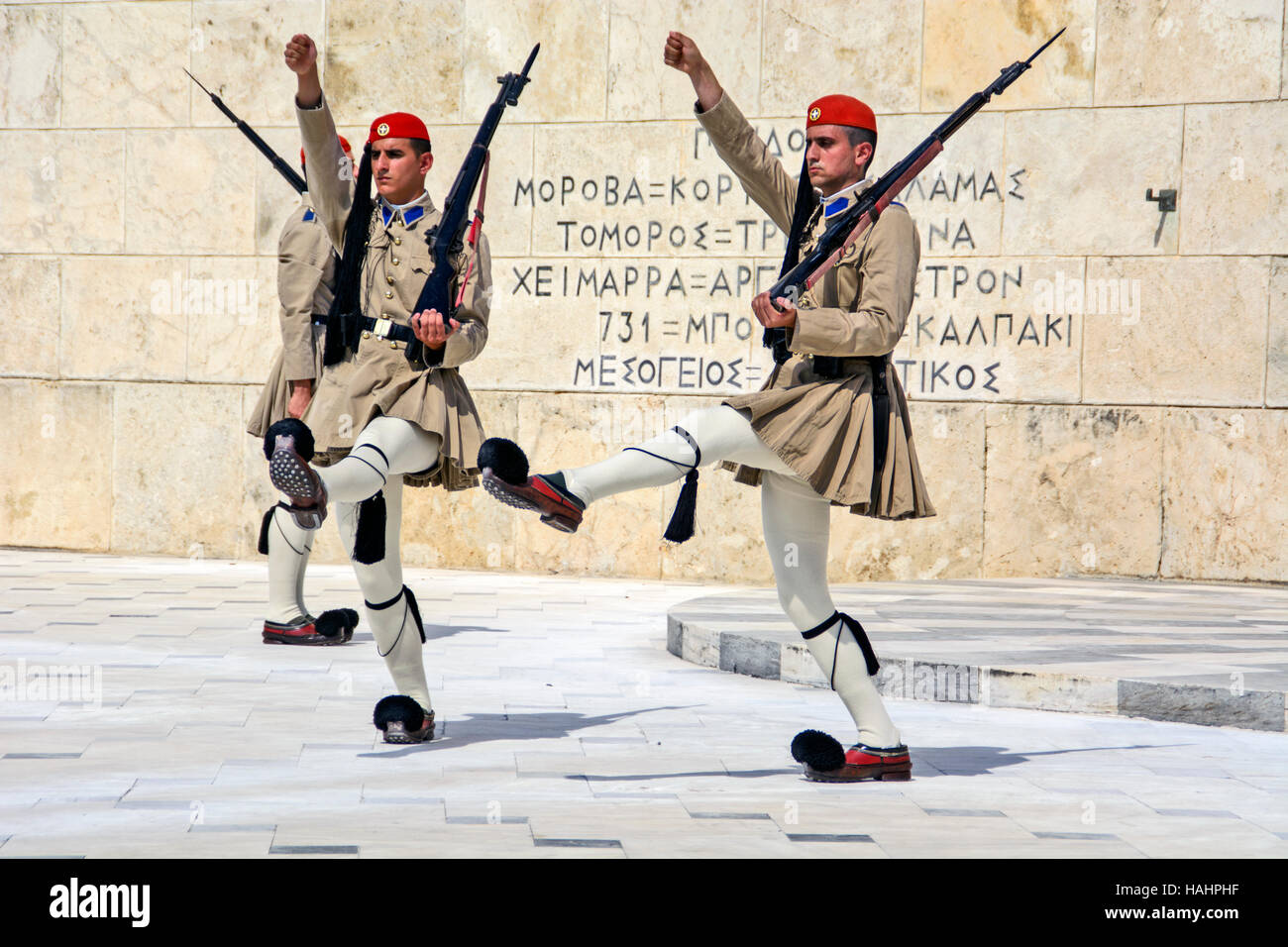 ATHEN, GRIECHENLAND - JUNI 04:2016. Zeremonielle Wachablösung vor dem griechischen Parlament. Stockfoto
