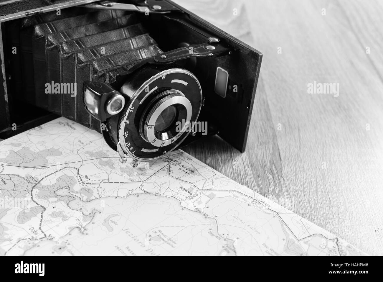 Alten gefalteten Leica Kamera mit Prontor-Objektiv auf einer Karte von Seen in Polen. Veraltete Kamera auf einer Karte. Stockfoto