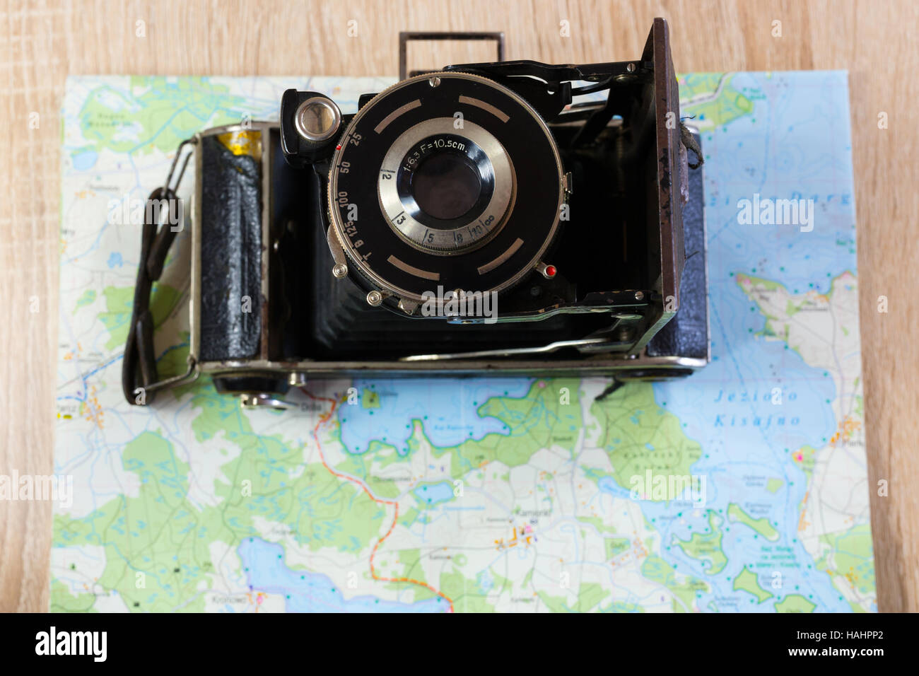 Alte Kamera auf einer Karte von Seen in Polen. Veraltete Kamera auf einer Karte. Stockfoto