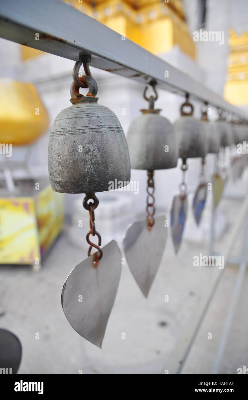 Glocken der Reinkarnation oder Samsara in einer Pagode in Thailand Stockfoto