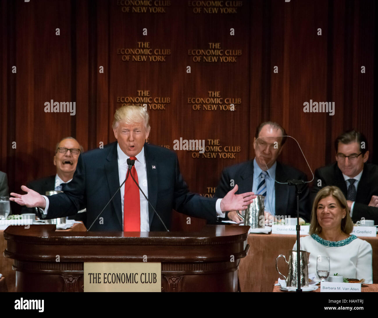 Donald Trump genießt einen heiteren Moment während einer Rede des Economic Club New York im Waldorf Astoria. Stockfoto