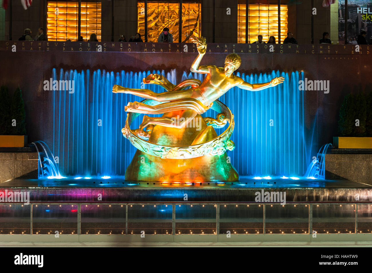 Manhattan, Rockefeller Center (Zentrum), New York City, NY, USA - Prometheus-Skulptur von Paul Howard Manship, Brunnen bei Nacht beleuchtet. Stockfoto