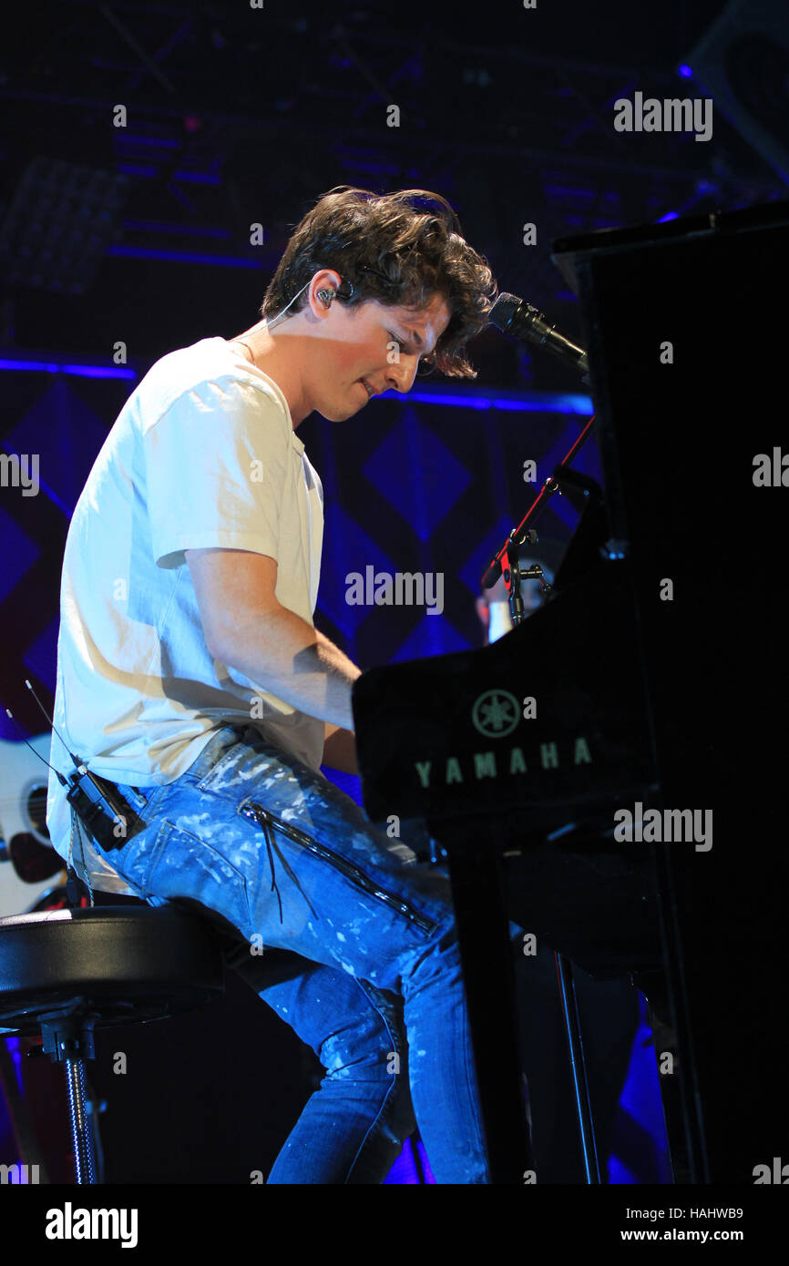 Charlie Puth führt im Konzert während 106.1 KISS FM Jingle Ball 2016 präsentiert von Capital One American Airlines Center am 29. November 2016 in Dallas, Texas. (Foto von Dan Elam/die Foto-Zugang) Stockfoto