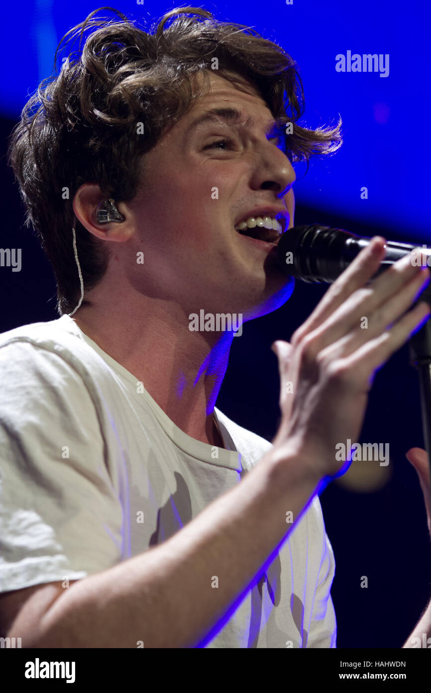 Charlie Puth führt im Konzert während 106.1 KISS FM Jingle Ball 2016 präsentiert von Capital One American Airlines Center am 29. November 2016 in Dallas, Texas. (Foto von Dan Elam/die Foto-Zugang) Stockfoto