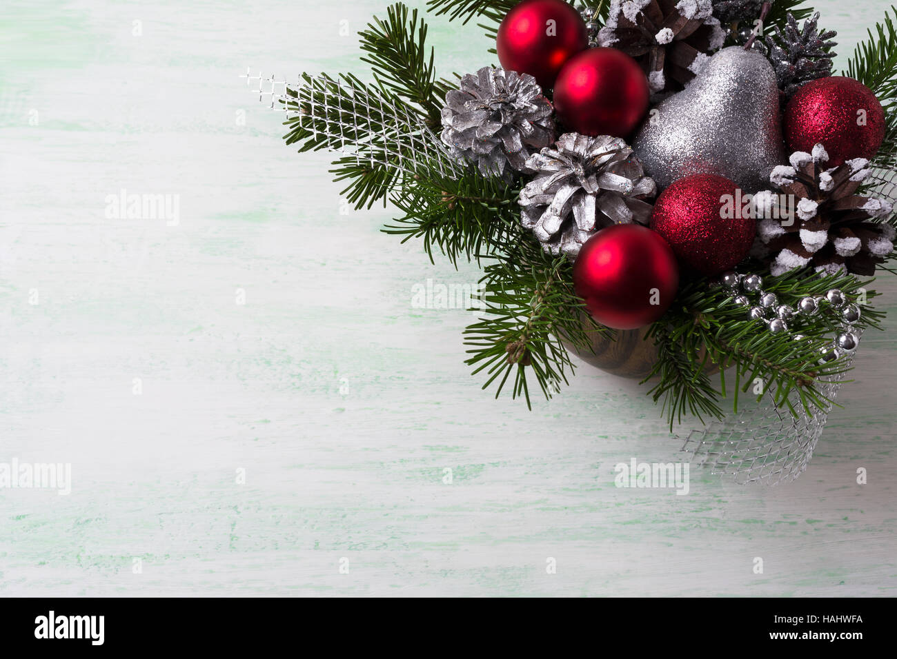 Weihnachten Hintergrund mit roten Verzierungen, silberne und verschneiten Tannenzapfen. Weihnachten-Tafelaufsatz mit Silber Dekor.  Kopieren Sie Raum. Stockfoto