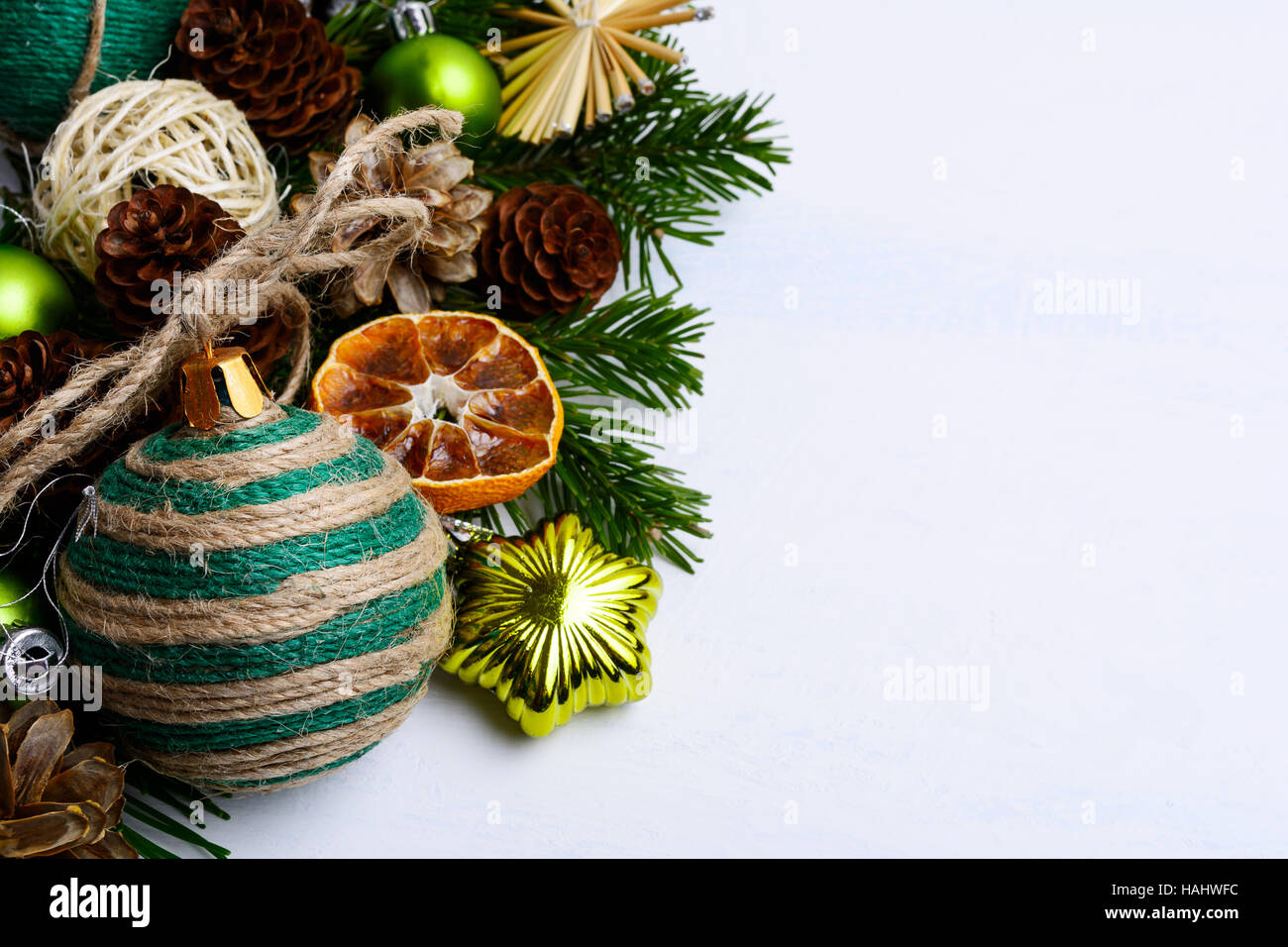 Weihnachten Hintergrund mit rustikalen Ornamenten und Tannenzapfen. Weihnachten Gruß Hintergrund. Kopieren Sie Raum. Stockfoto