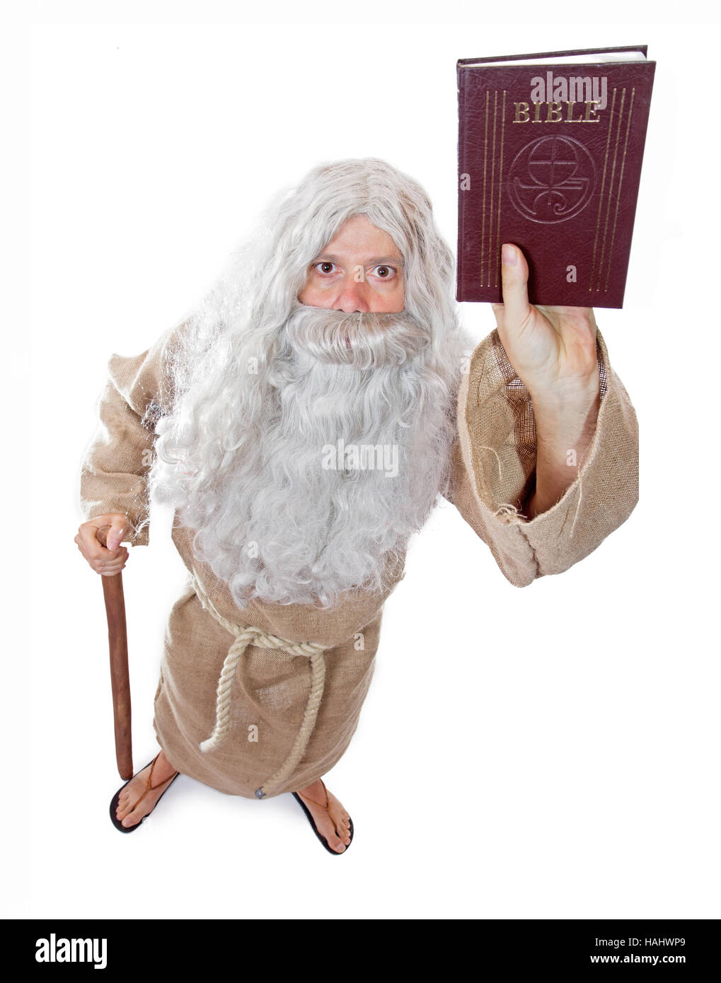 Mönch hält eine Bibel auf weißem Hintergrund Stockfoto