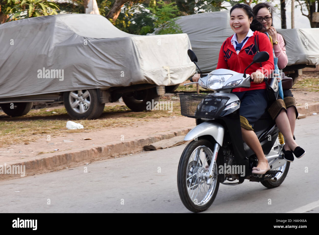 Frauen auf dem Motorrad Luang Prabang Laos Stockfoto
