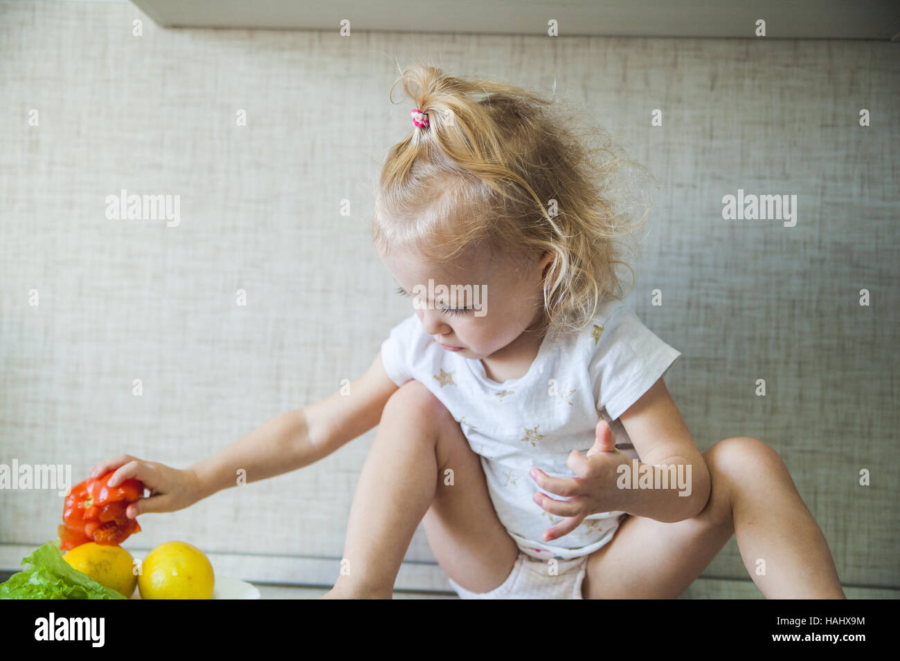 kleines Mädchen Kochen Stockfoto