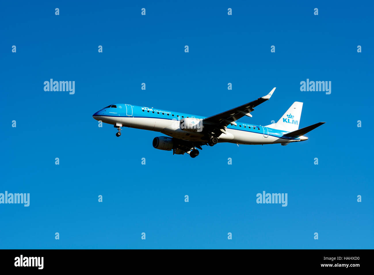 KLM Cityhopper Embraer ERJ-190 nähert sich Flughafen Birmingham, UK (PH-EZD) Stockfoto