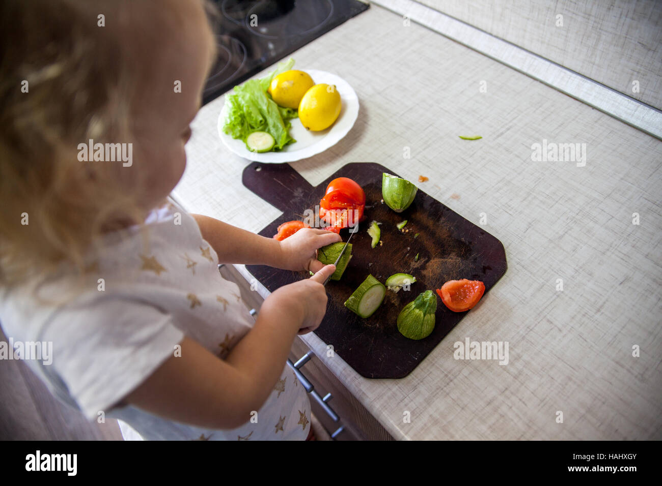 kleines Mädchen Kochen Stockfoto