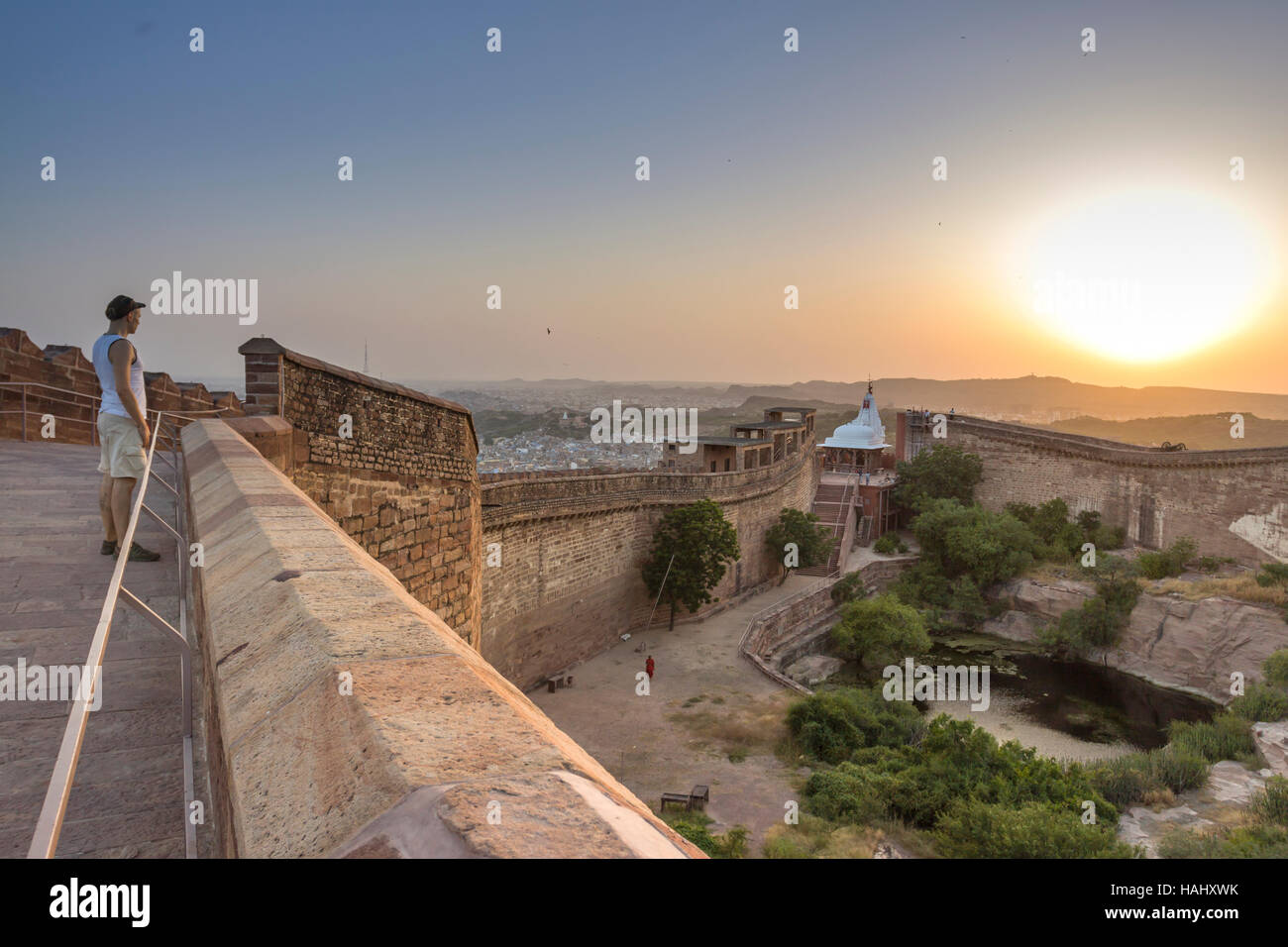 Chamunda Devi Tempel in einem heißen Sommer Sonnenuntergang. Jodhpur, Rajasthan. Indien Stockfoto