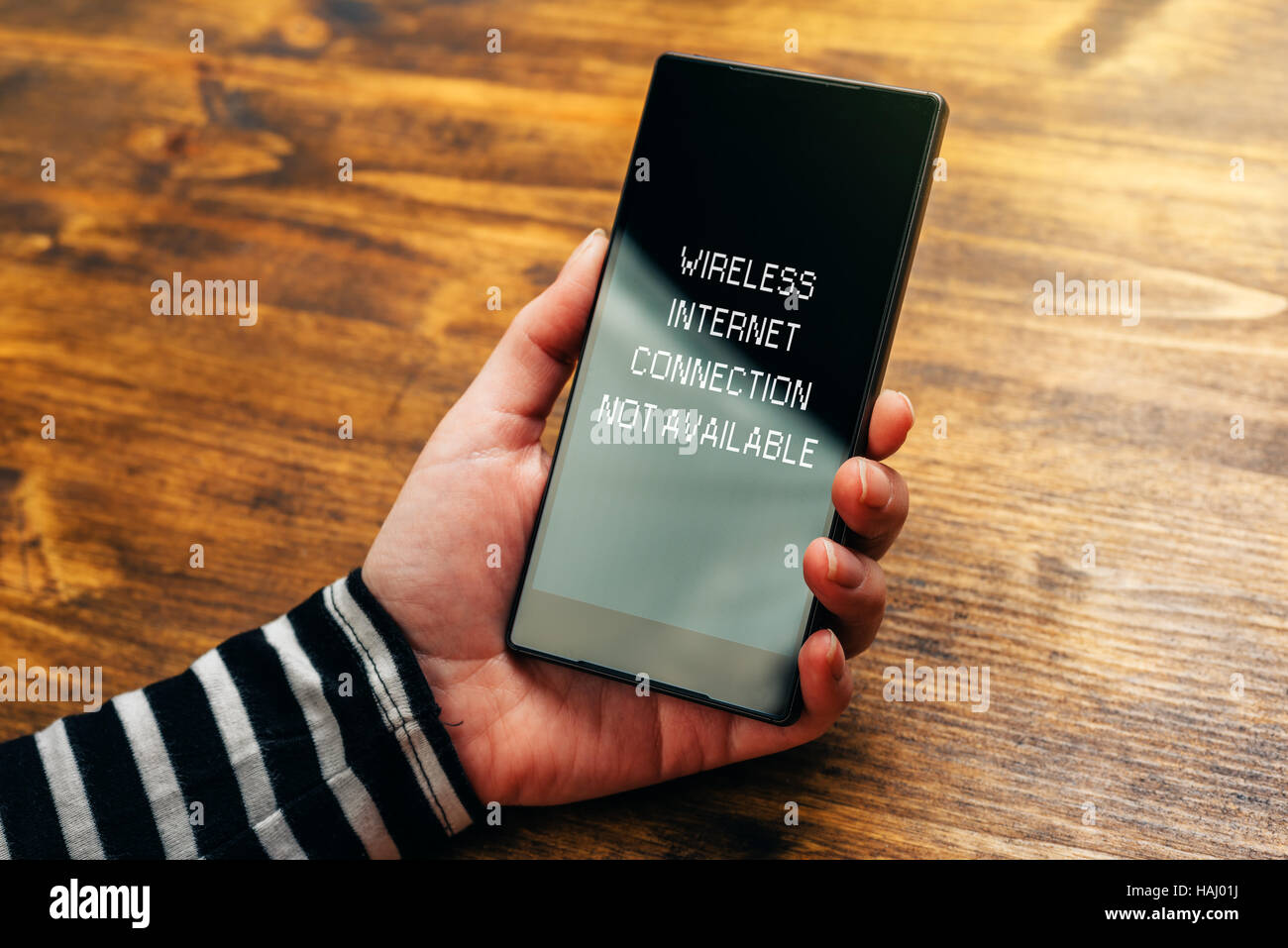 Wireless Internet-Anschluss nicht verfügbar Benachrichtigung auf Smartphone Gerätebildschirm von jungen Erwachsenen kaukasischen weiblichen Hand gehalten Stockfoto