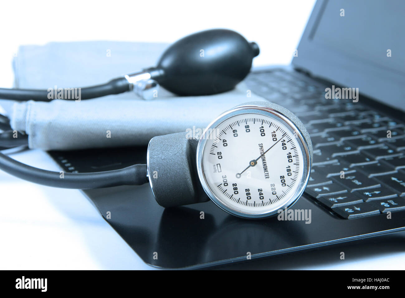 Blutdruck-Instrument auf einer Computertastatur Stockfoto