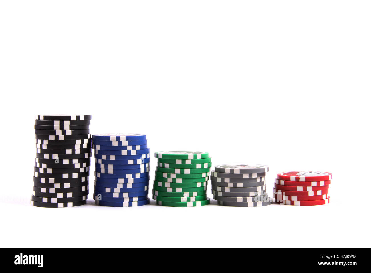 Stapel von Casino-Poker-Chips isoliert auf weißem Hintergrund Stockfoto