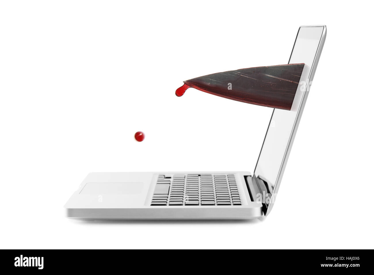 Internet-Gewalt-Konzept - blutiges Messer aus Laptop-Bildschirm Stockfoto