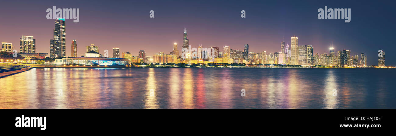 Retro getönten Panorama-Bild der Skyline von Chicago in der Nacht, USA. Stockfoto