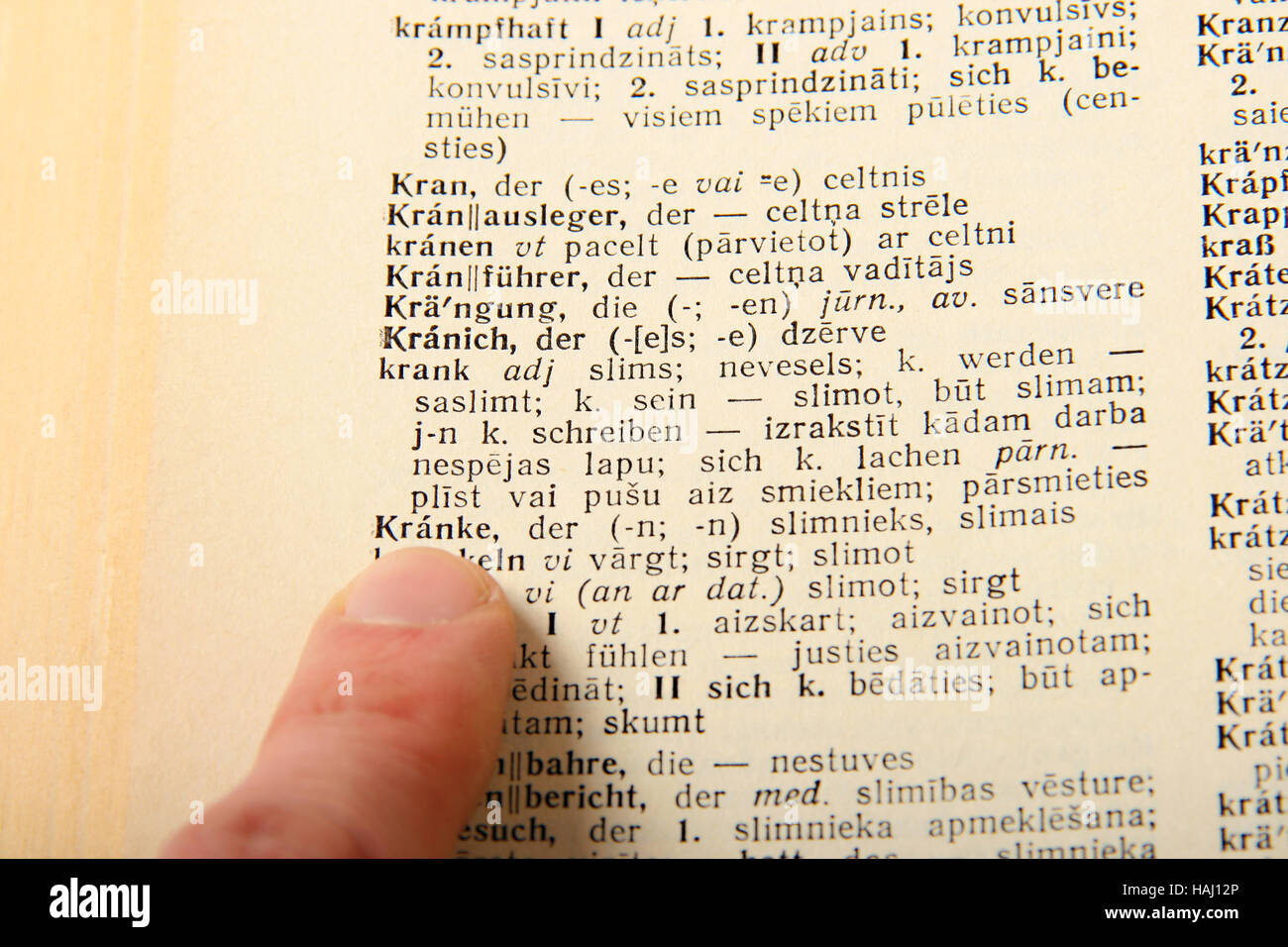 Fingerzeig auf ein Wort im deutschen Wortschatz Stockfoto