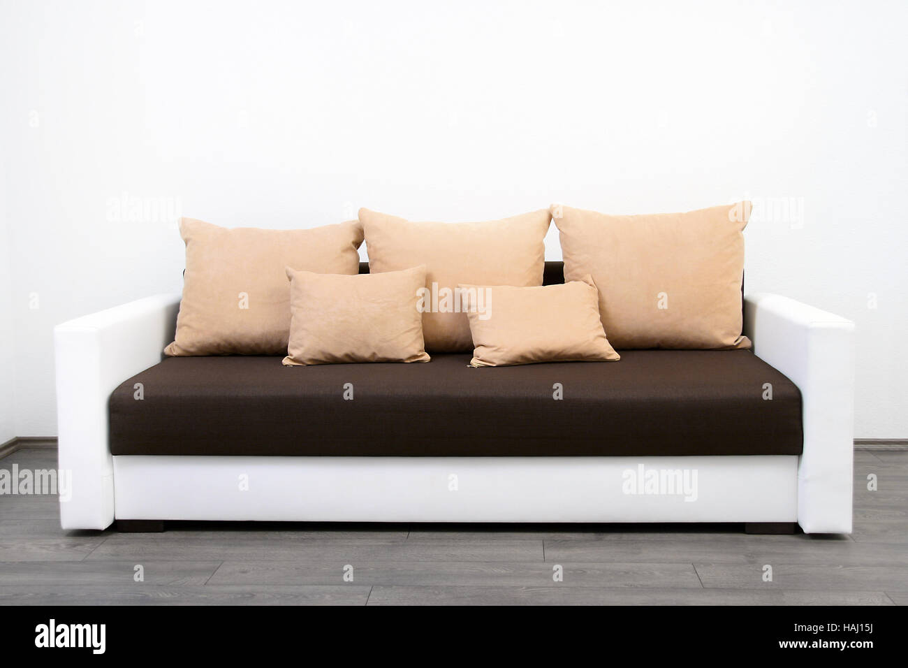 moderne Couch an weißer Wand Stockfoto