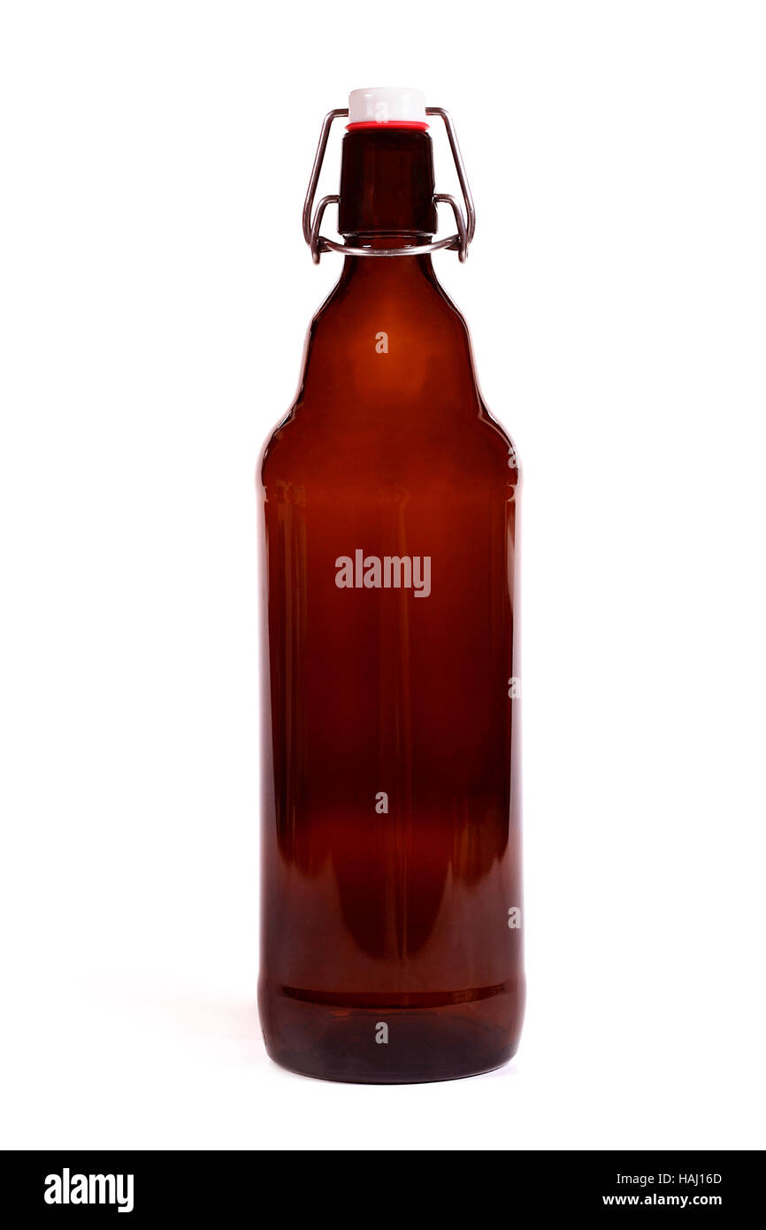 leere braune Bierflasche isoliert auf weißem Hintergrund Stockfoto