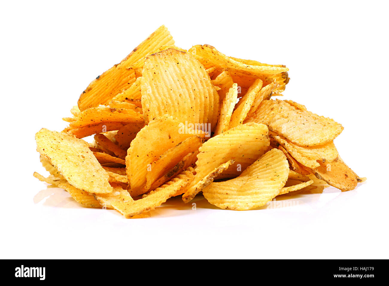 Kartoffel-Chips, die isoliert auf weiss Stockfoto