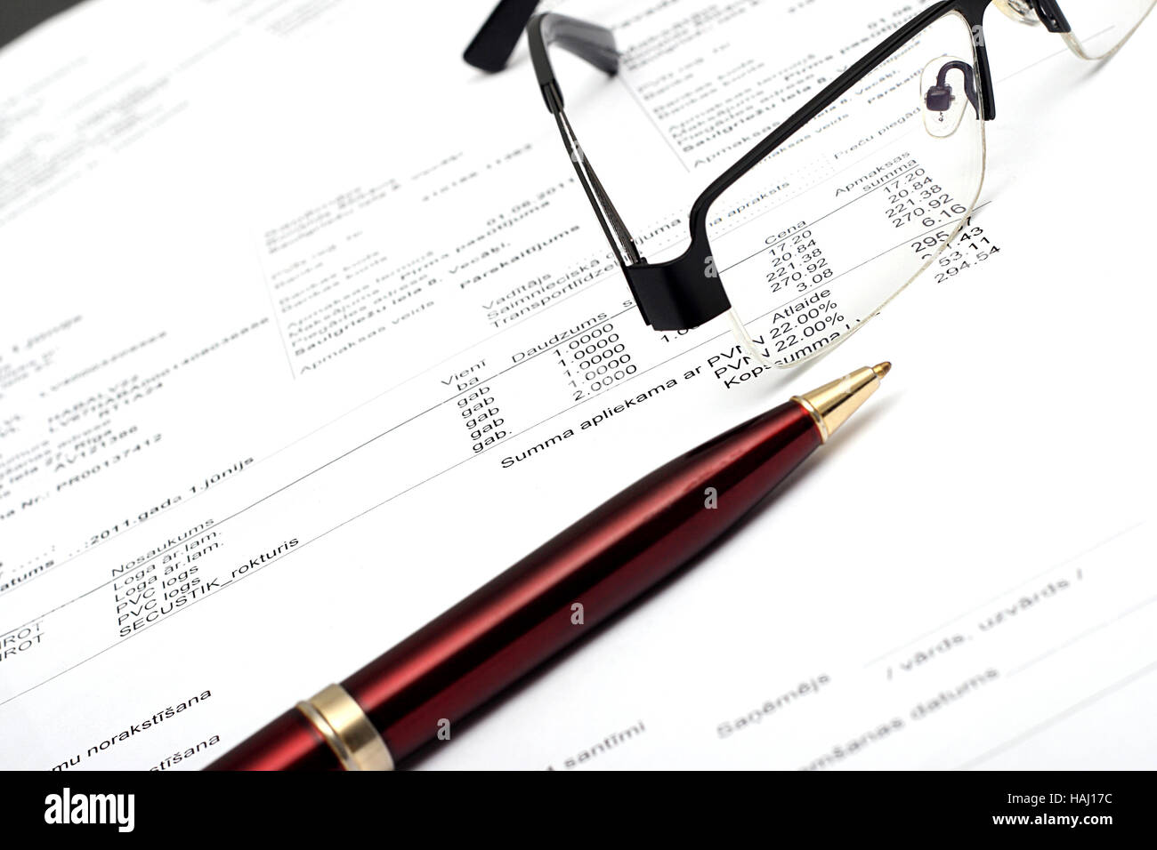 Stift und Gläser zum Finanzbericht Stockfoto