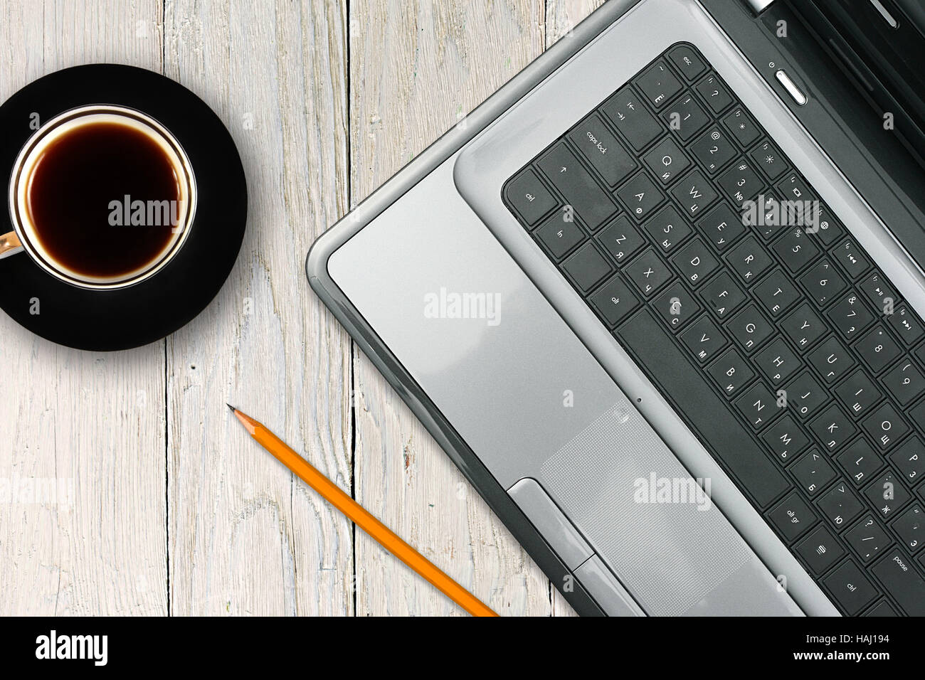 Laptop und Kaffee Tasse auf Holztisch Stockfoto