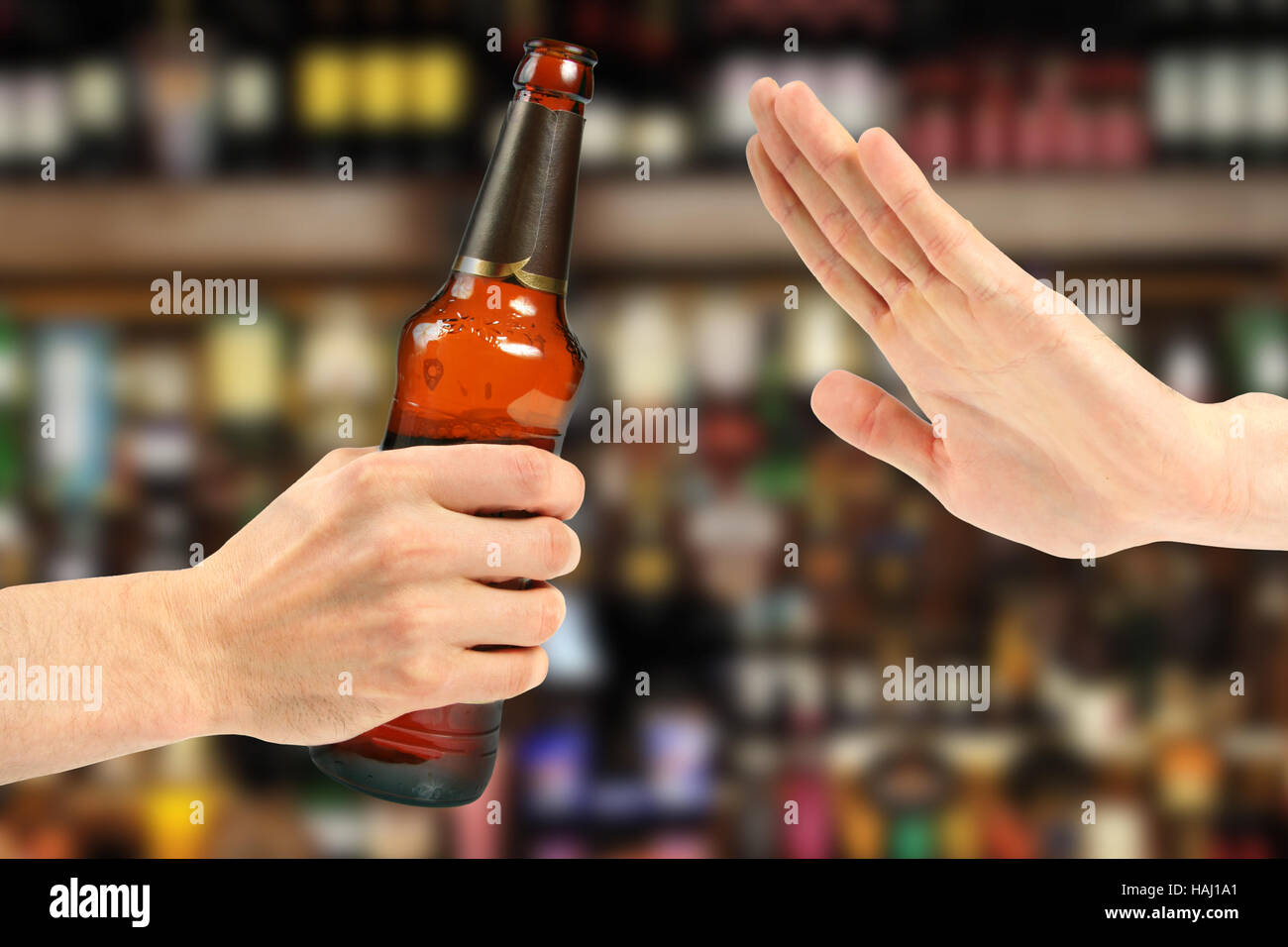 Hand eine Flasche Bier in der Bar lehnen Stockfoto