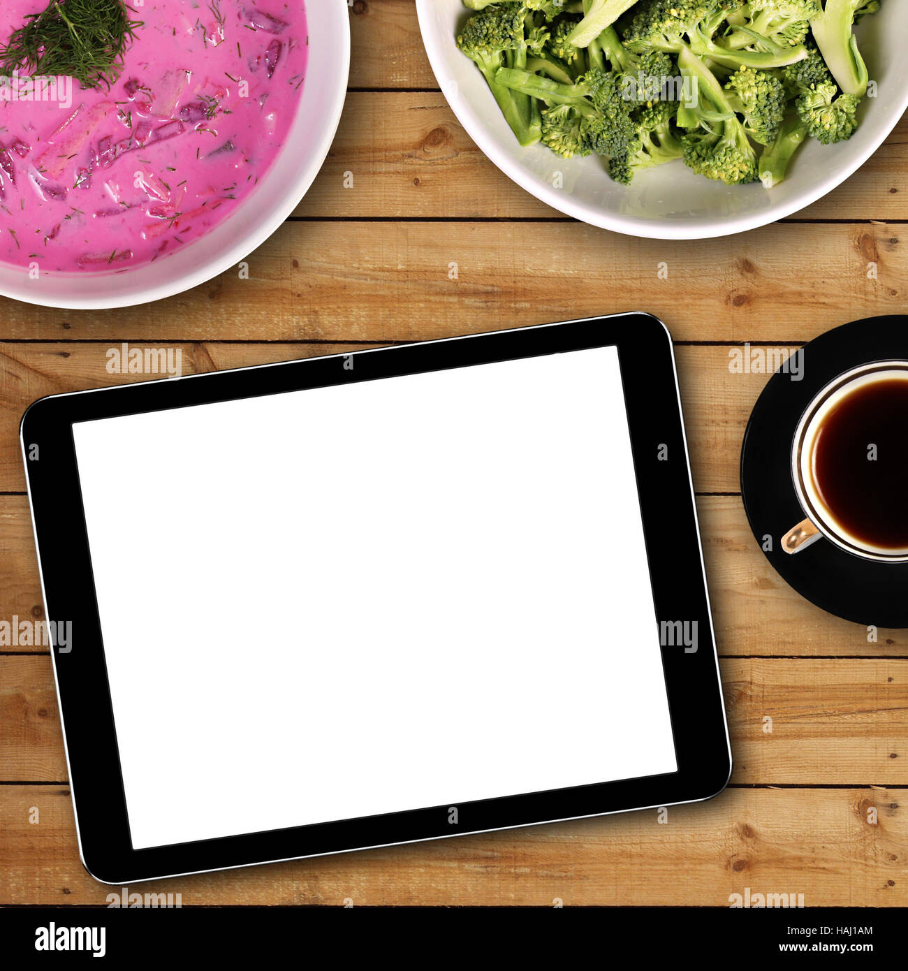 Digital-Tablette mit weißen leeren Bildschirm auf Tisch Stockfoto